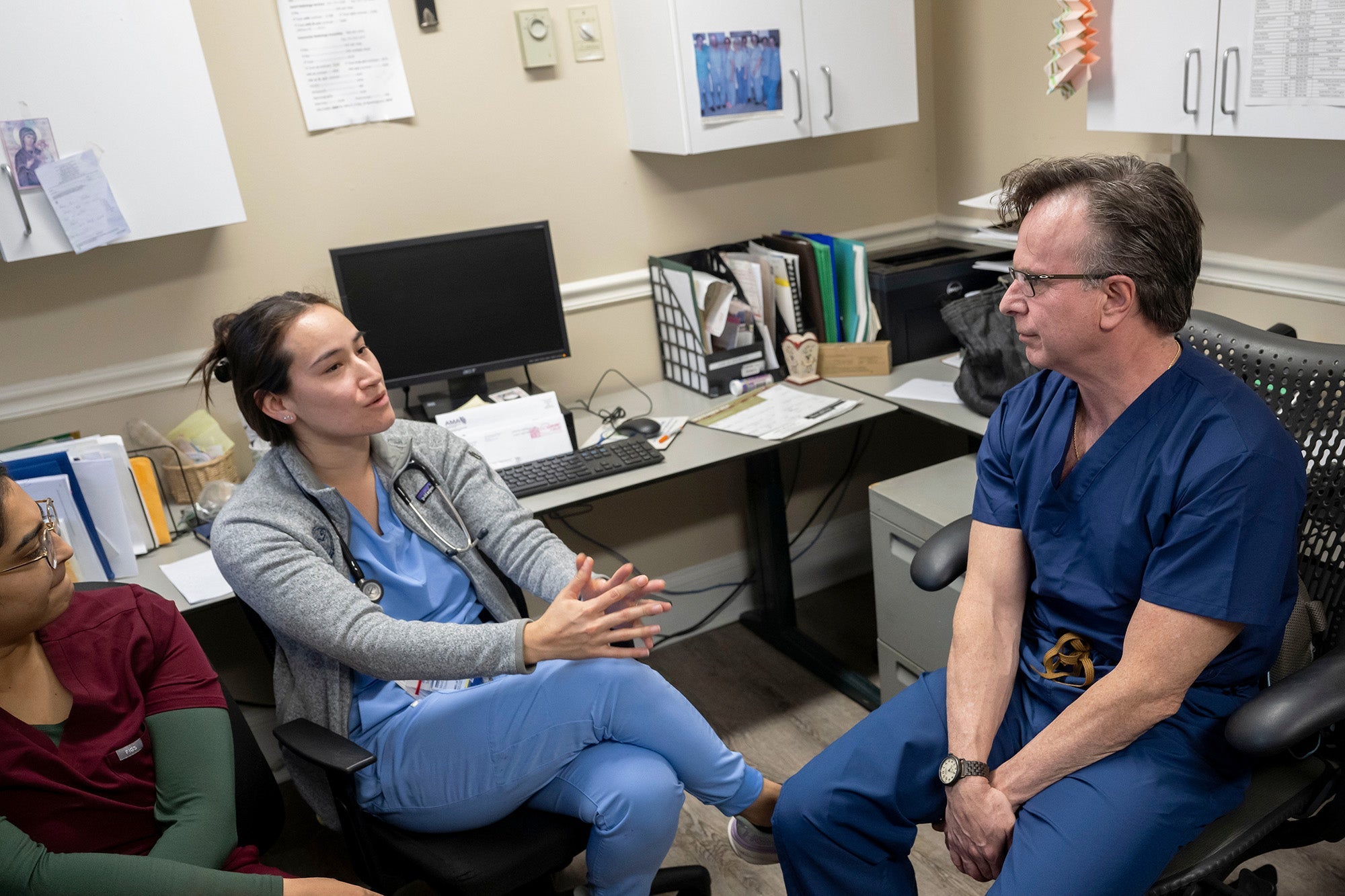 A medical student speaks with Norm Beauchamp