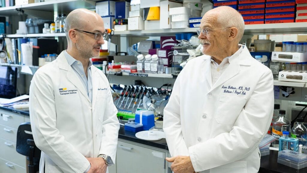 Dr. Kroemer and Dr. Wellstein talk i a lab